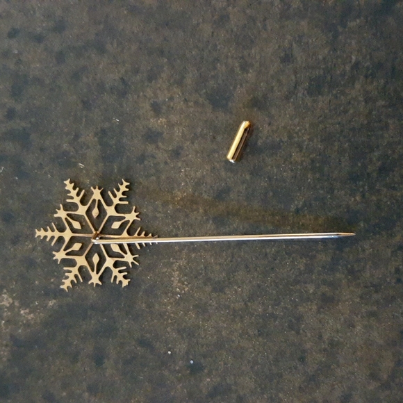 Vintage 1970s Avon Gold Snowflake Stickpin Brooch Retro Fashion Jewelry Pin - Picture 4 of 4